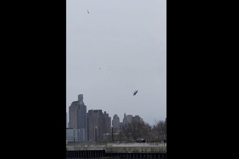 美国纽约一架观光直升机4月10日下午在空中解体后坠入曼哈顿和新泽西州之间的哈德逊河，机上6人全部死亡