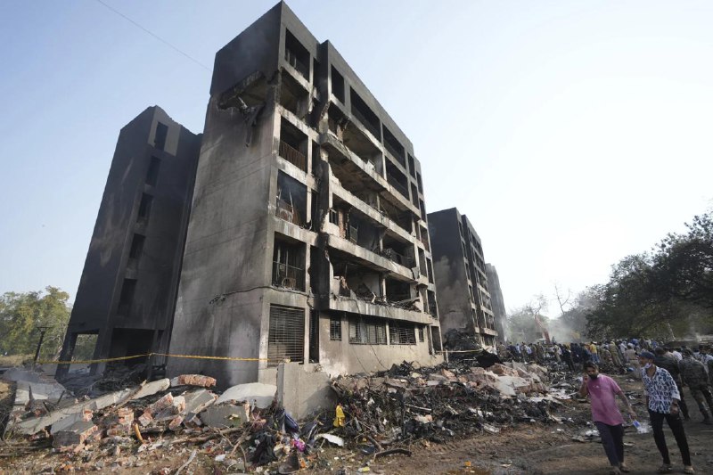 印度坠机事故已造成机上241人死亡、1人受伤