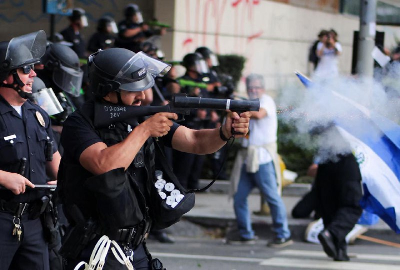 美国洛杉矶市长巴斯6月10日宣布，将于10日20时至11日6时在市中心1平方英里（2.59平方公里）的区域内实施宵禁，以阻止破坏和抢劫行为